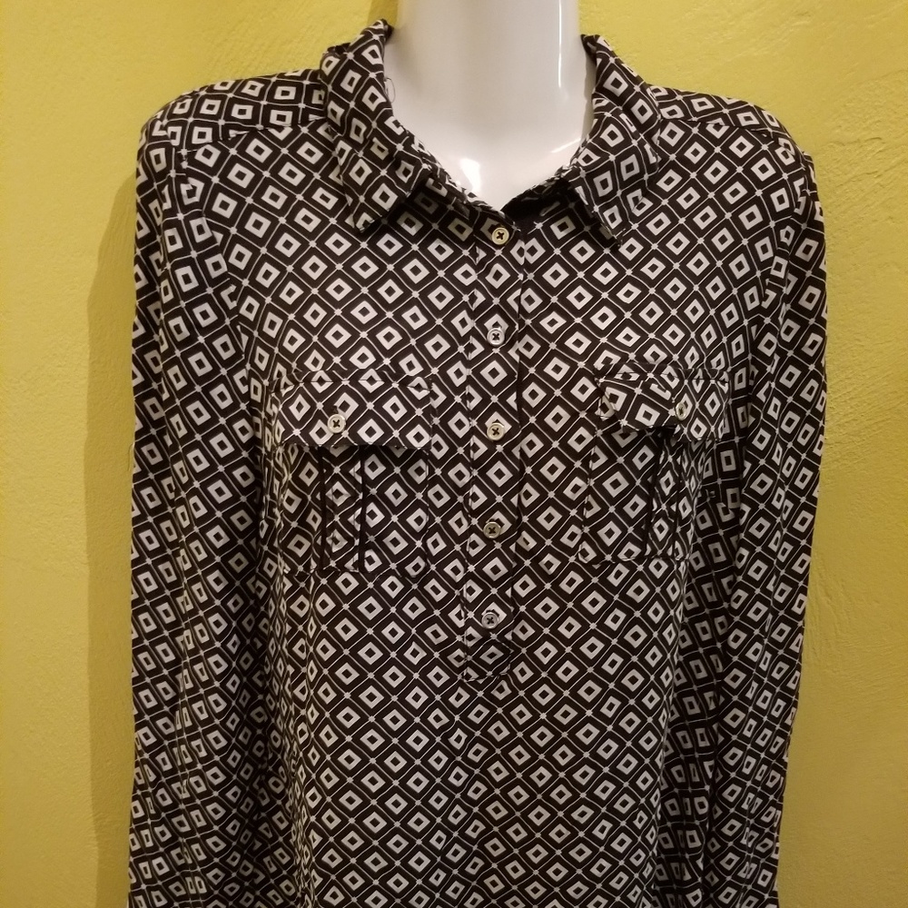 🔥🔥White House black market 100% silk top